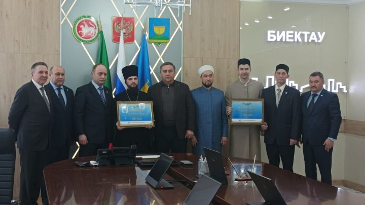 Сегодня представителям двум конфессий вручили по 1 миллиону рублей