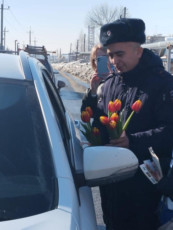 Женщин поздравили с наступающим праздником