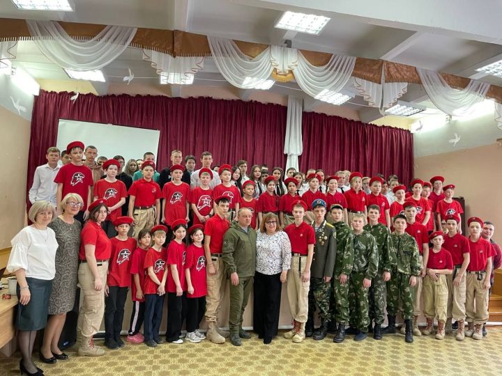 Бирюлинскую школу посетил председатель Союза десантников