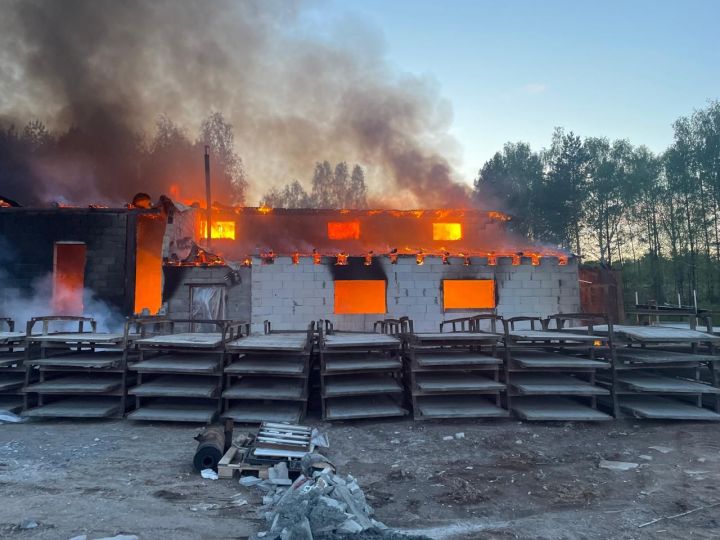 В Калинино горит производственный цех