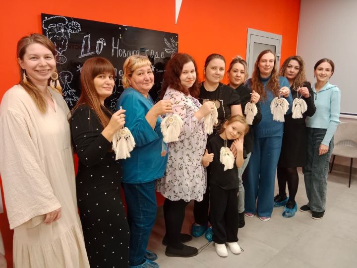 Для мам особенных детей провели мастер-класс ко Дню матери в центре «Эмет»