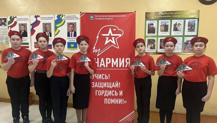Школьники Высокогорского района написали новогодние письма солдатам на передовую
