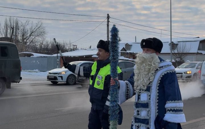 Инспекторы ГИБДД напоминают об осторожности вождения в новогодние праздники