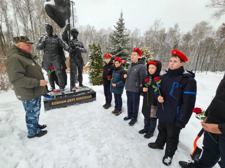 Юнармейцы Высокогорской школы №3 почистили памятник «Воинам двух поколений»