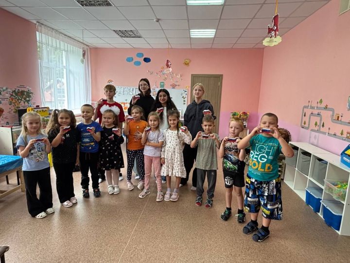 В Бирюлях прошел день флага