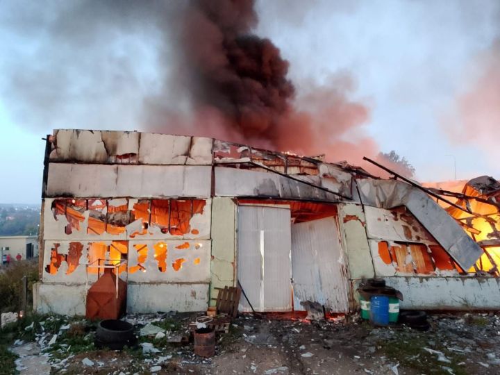В Пановке полностью сгорел склад площадью 1400 квадратных метров