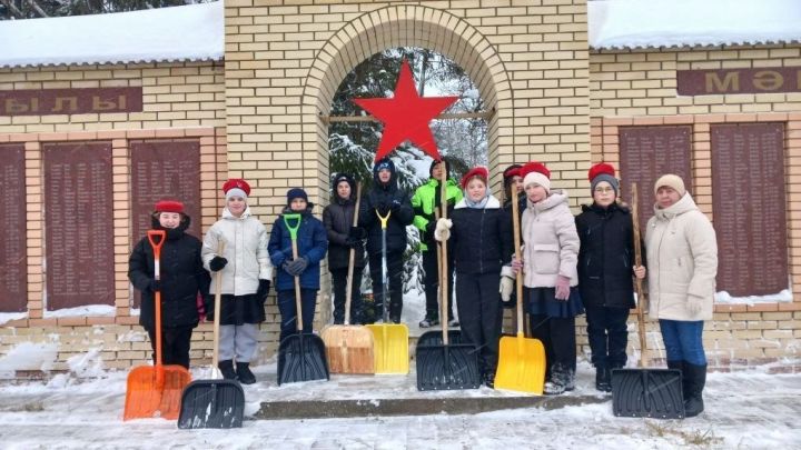 Юнармейцы Мемдельской школы провели акцию «Дорога к обелиску»