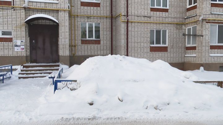 Сугробы во дворах многоэтажек: убирать или вывозить?