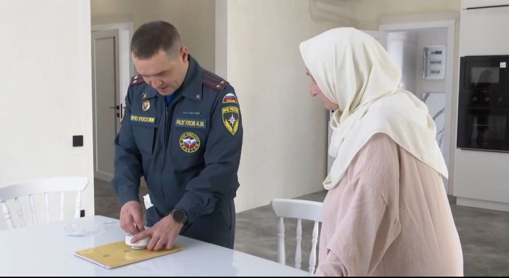 Пожарные извещатели бесплатно ставят семьям участников СВО