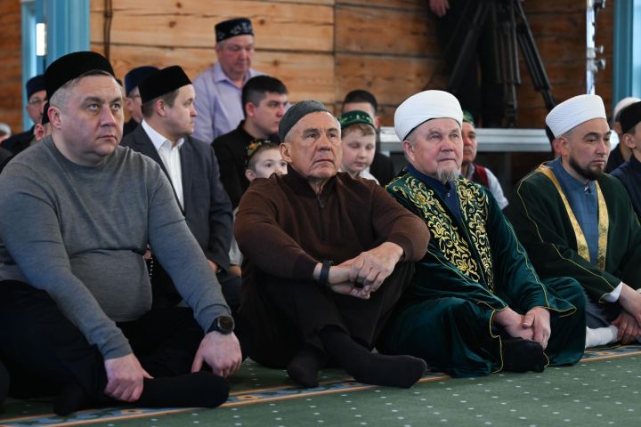 Раис Татарстана встретил Ураза-байрам в мечети Высокогорского района