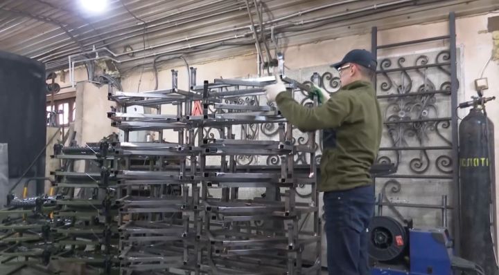 Волонтёр из Высокогорского района собрал 300 тележек для бойцов