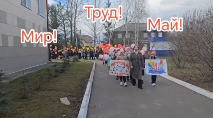 Школьники третьей школы вышли на 1-майскую демонстрацию