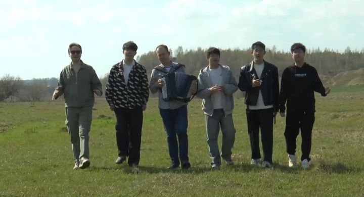Китайские студенты перепели Ханию Фархи в татарской деревне