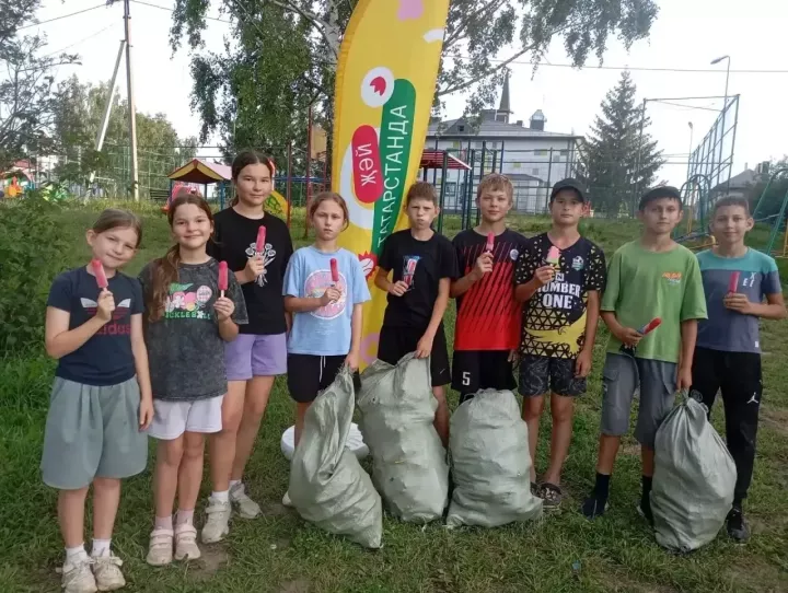 В Альдермышах дети провели уборку спортивной площадки