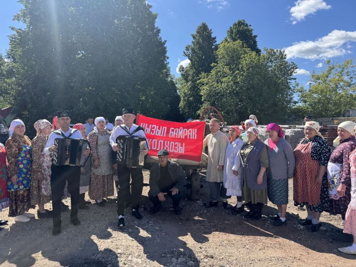 «Красный обоз» с зерном нового урожая отправился на элеватор