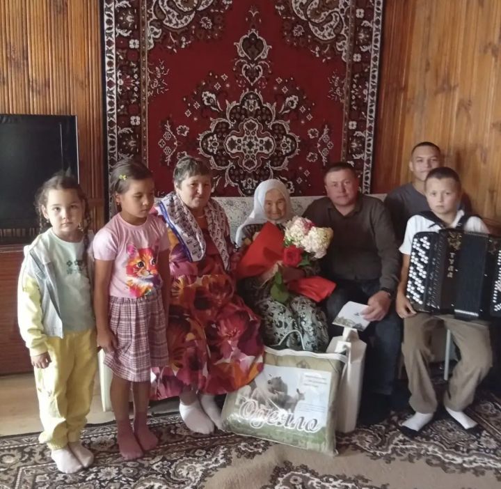 Жительница Альдермышей 90 лет отметила в кругу родных и близких