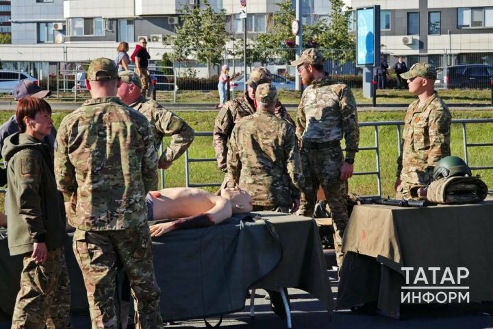 На празднике в Казани можно примерить бронежилет и собрать автомат