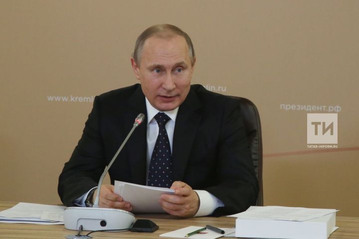 Путин хатын-кызлар өчен пенсия реформасын йомшартырга тәкъдим итте