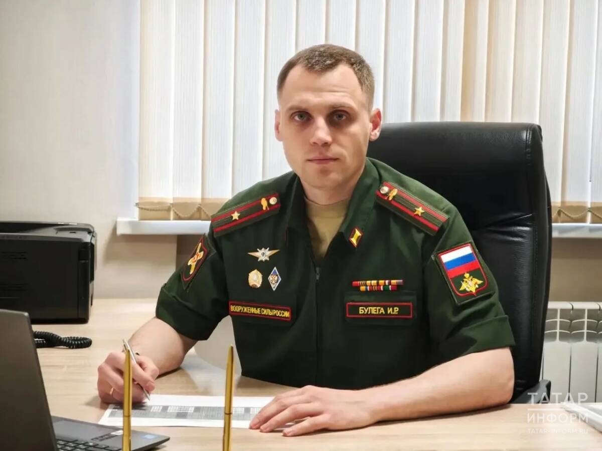 Заместитель начальника пункта отбора на контрактную службу Игорь Булега во время интервью журналисту