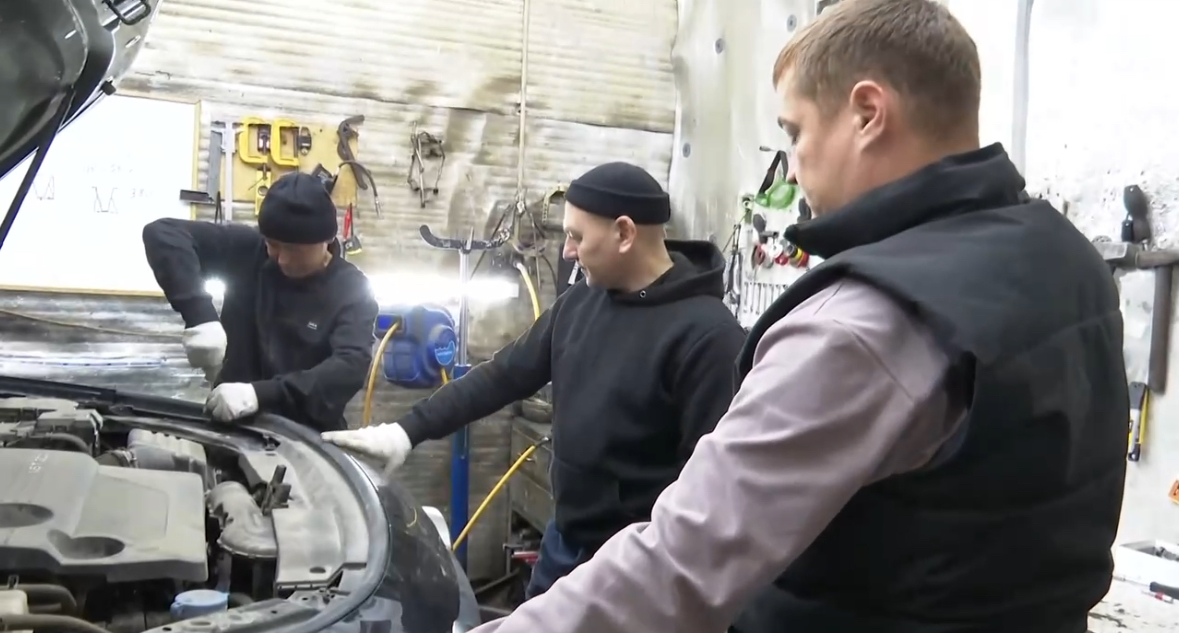 Alt: команда автосервиса в Каменке