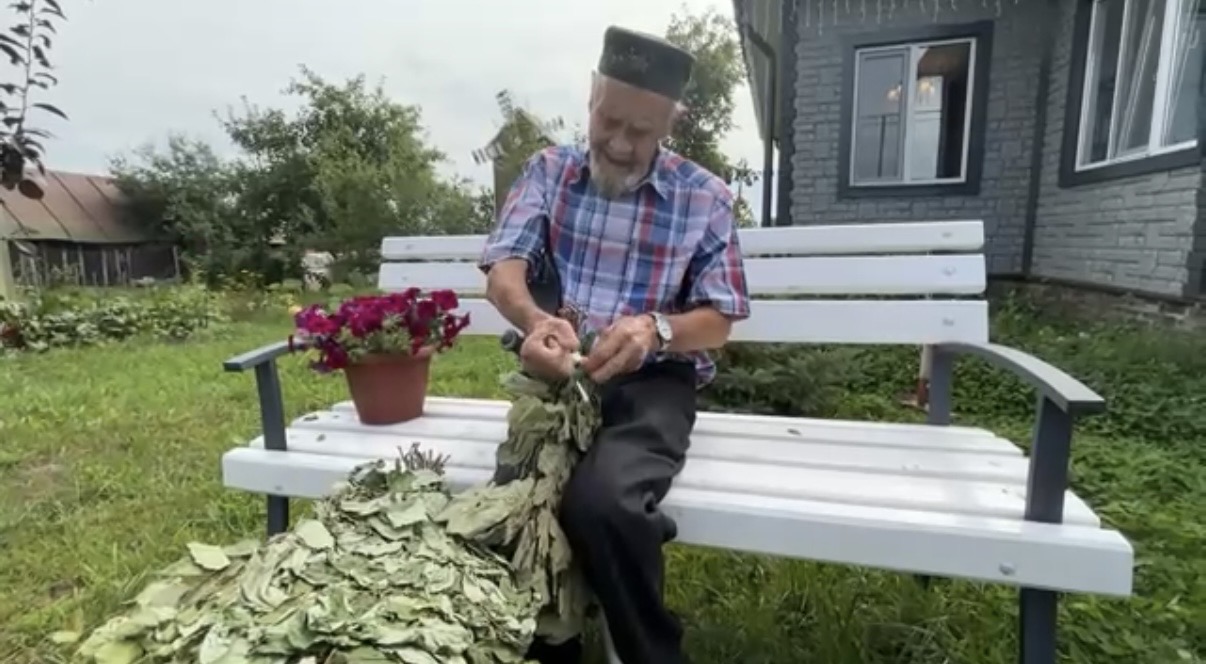 Рашит Ибрагимов плетет банные веники