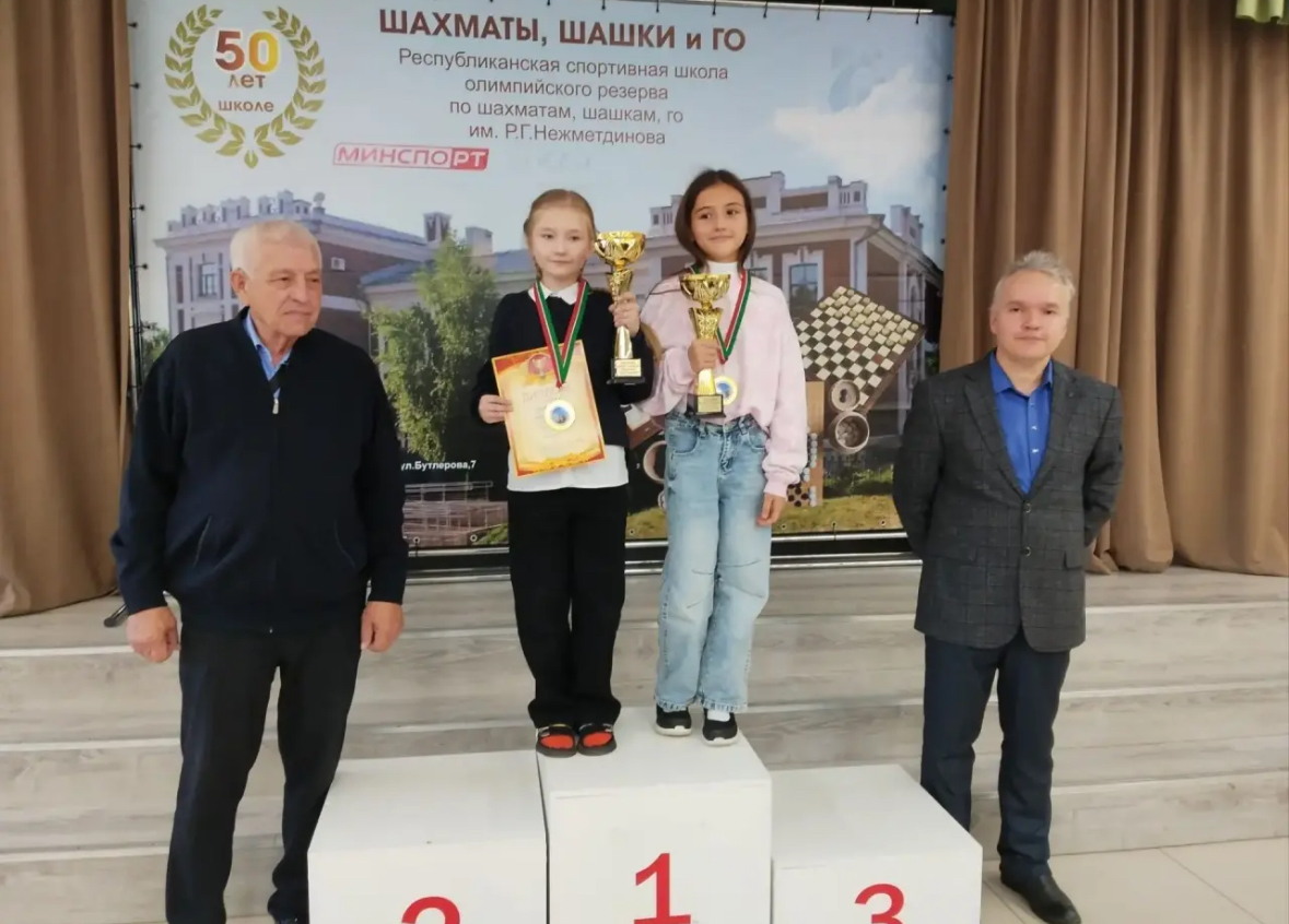 Юные спортсмены играют в шашки