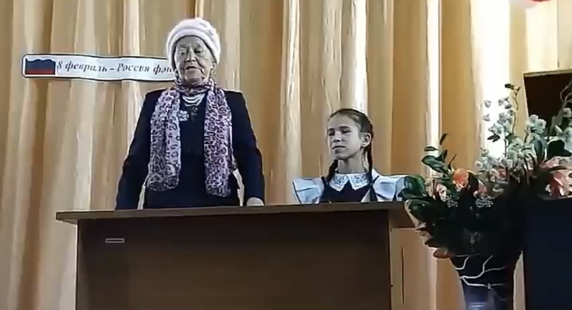 Учительница Дания Билалова в школе