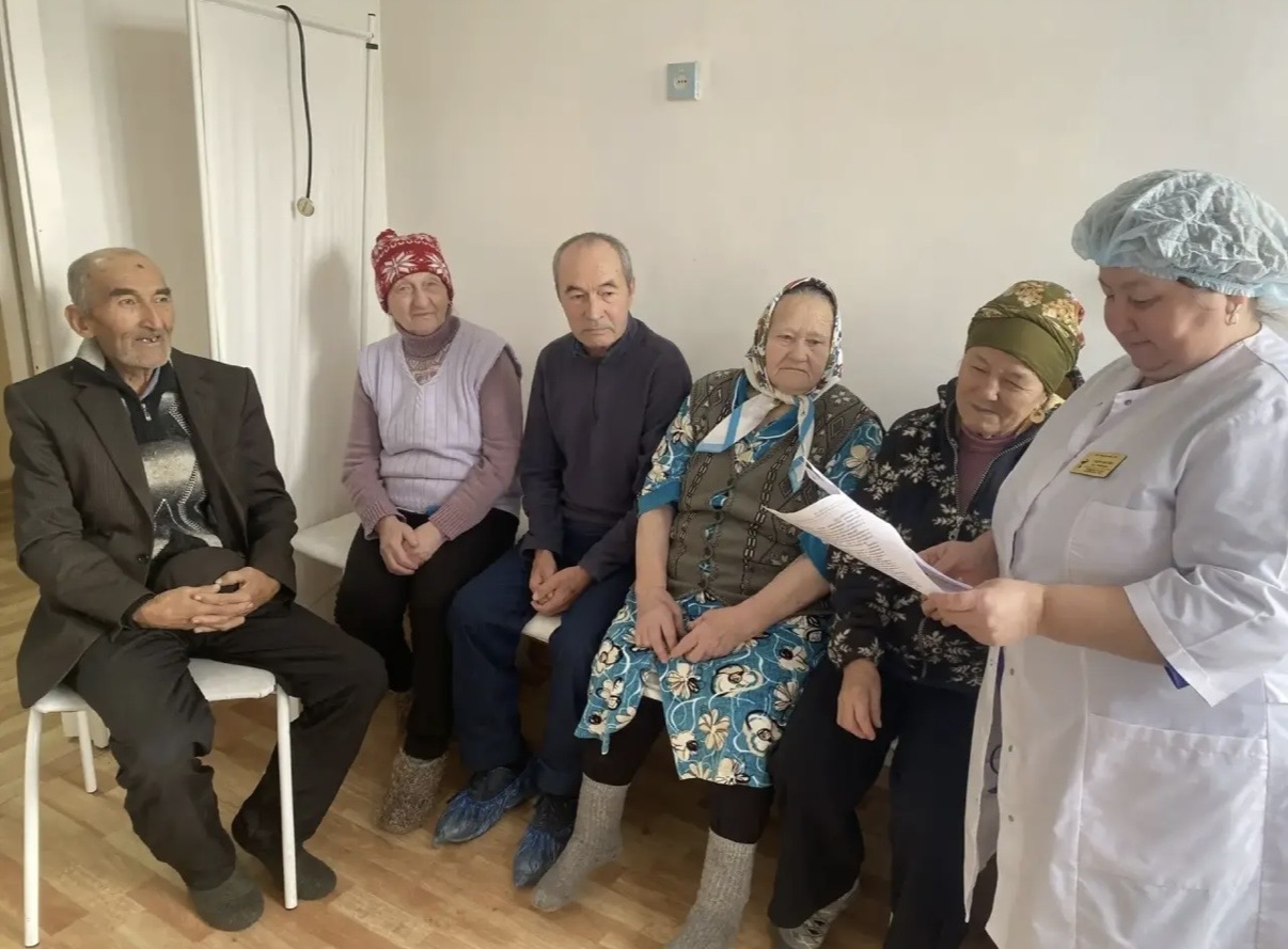 медицинский работник объясняет пациентам порядок диспансеризации
