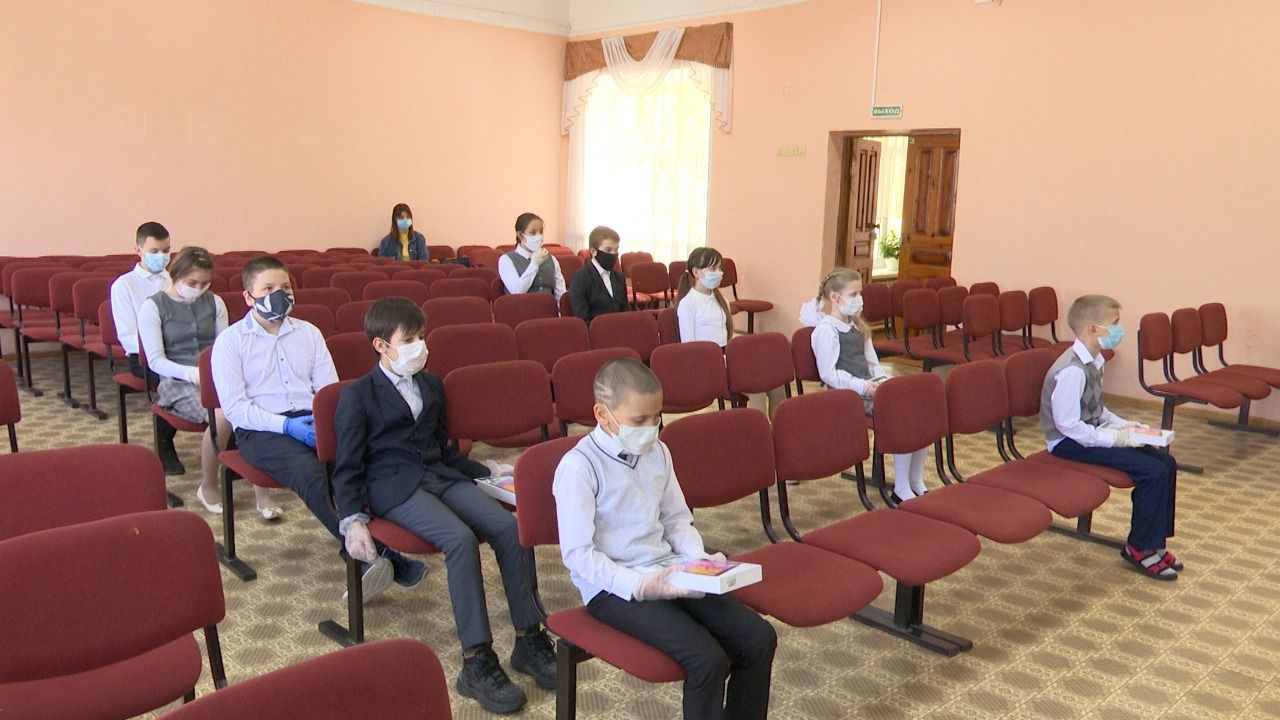 Учащиеся Бирюлинской СОШ получили в подарок от меценатов района планшеты