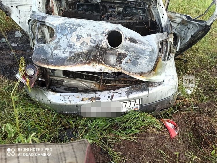 Легковушка из Москвы вылетела в кювет и сгорела в Татарстане, четверо пострадали