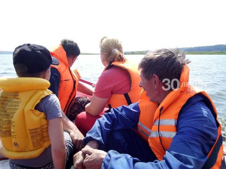 В Татарстане компания с ребенком из-за шторма на Каме ночевала на острове