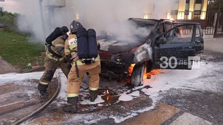Внедорожник сгорел дотла на Мамадышском тракте в Казани