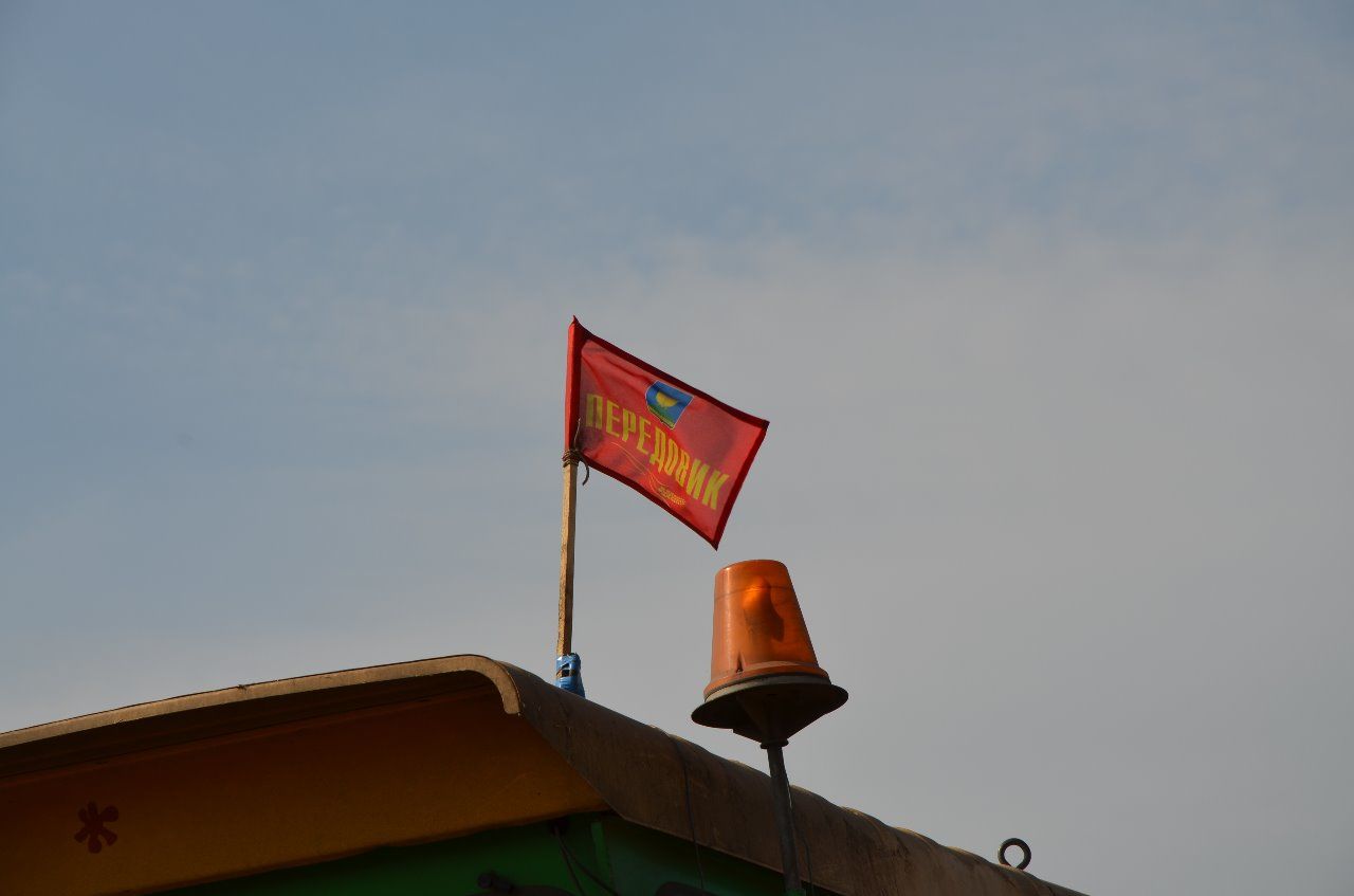 Красные флаги появились на комбайнах в хозяйствах Высокогорского района