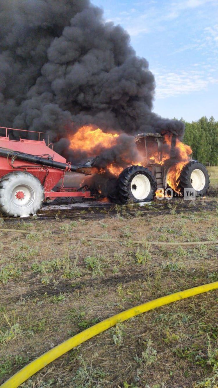 Трактор сгорел во время работы в поле в Татарстане