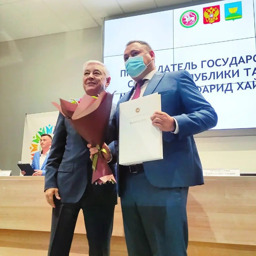 Фарид Мухаметшин наградил Рустама Калимуллина медалью "За заслуги в развитии местного самоуправления в РТ"