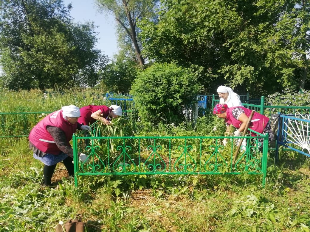 Работники «Эмет» Высокогорского района провели уборку могил родственников получателей социальных услуг
