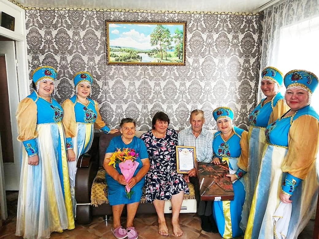 Работники Чернышевского ДК в День семьи, любви и верности поздравили семейные пары