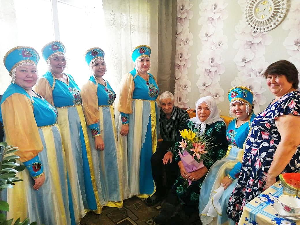 Работники Чернышевского ДК в День семьи, любви и верности поздравили семейные пары