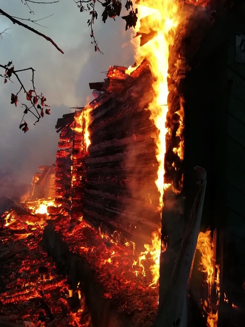 Сегодня ночью в селе Чепчуги подожгли дом, пострадали соседние строения