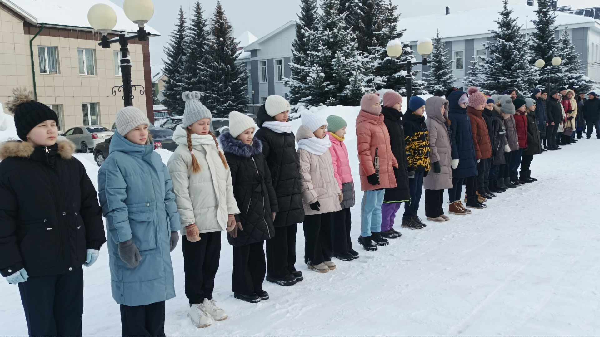 Сегодня к Вечному огню на Аллее славы возложили цветы