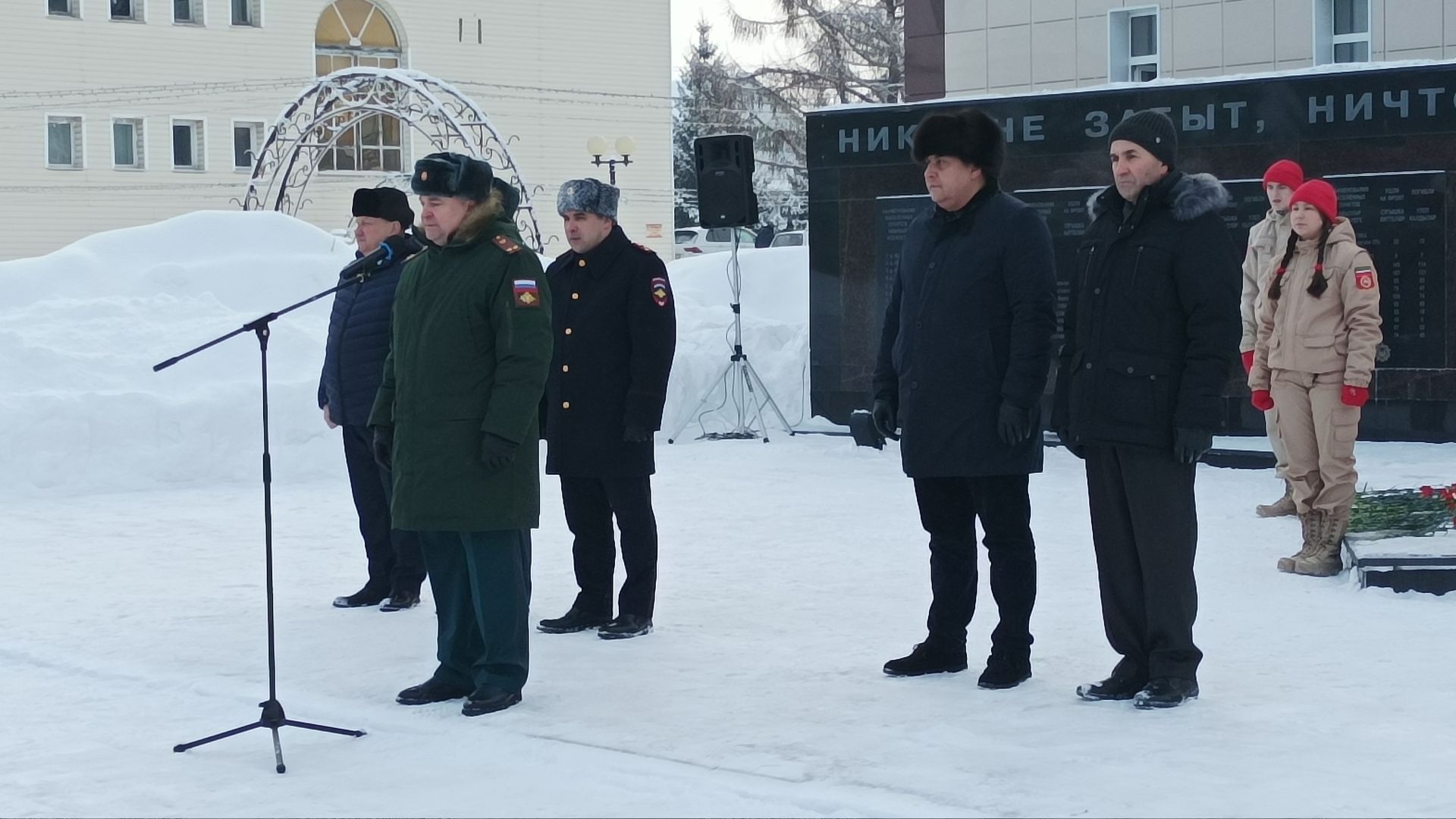 Сегодня к Вечному огню на Аллее славы возложили цветы