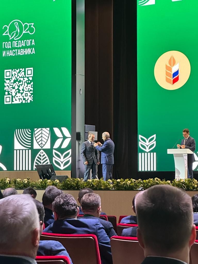 Рустам Минниханов наградил тракториста из Высокогорского района