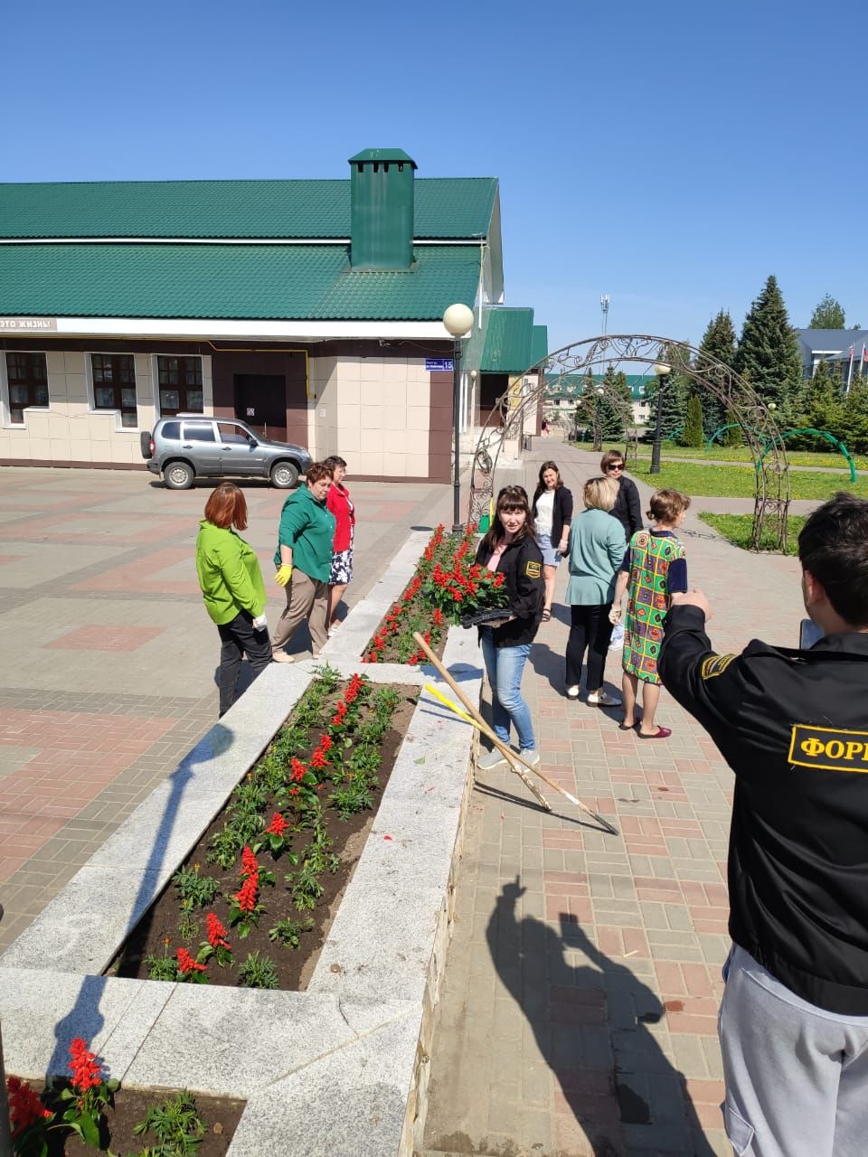 В райцентре сажают цветы