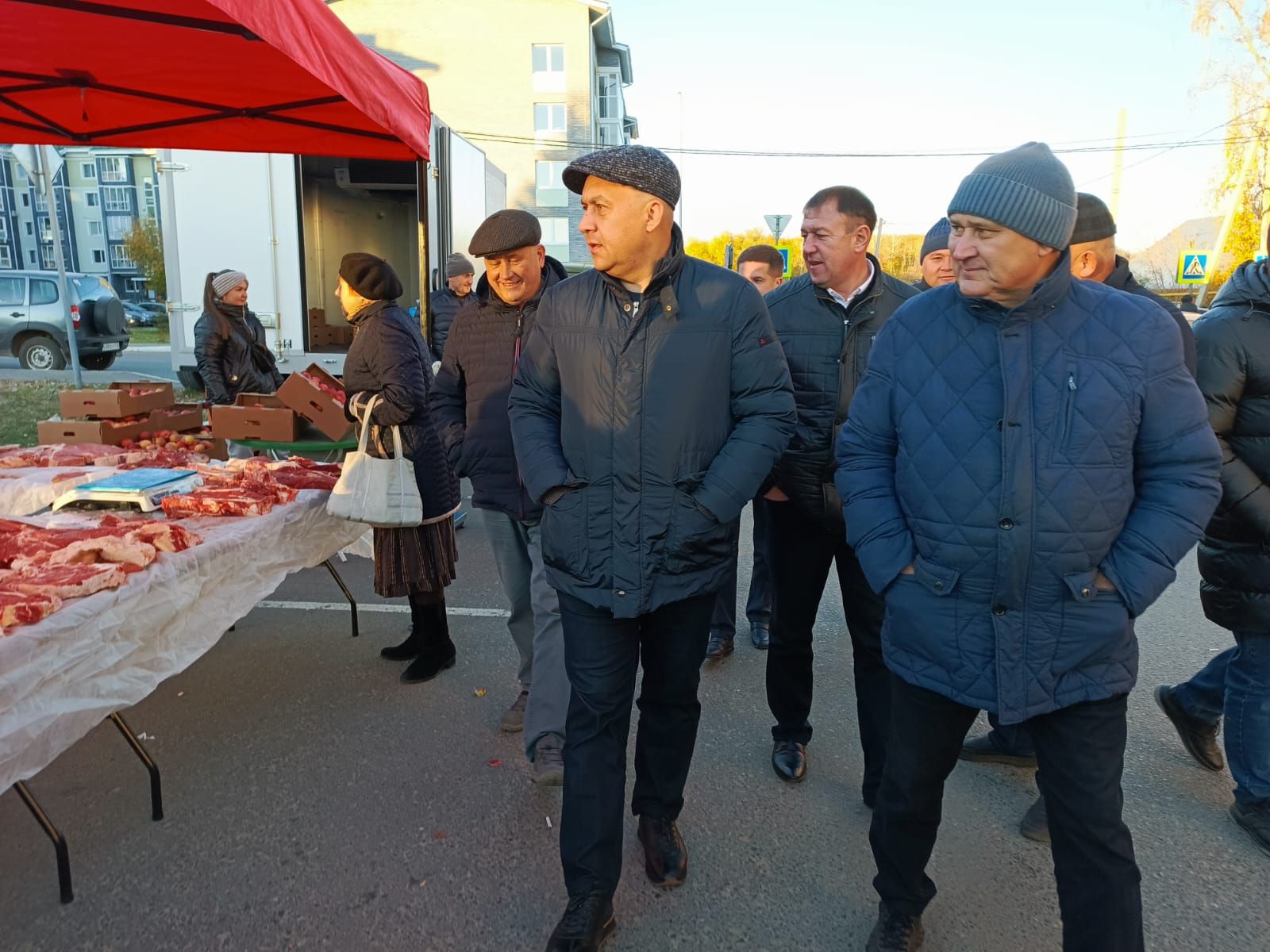 Сегодня в сквере районного центра поселка жд.станции Высокая Гора прошла сельскохозяйственная ярмарка