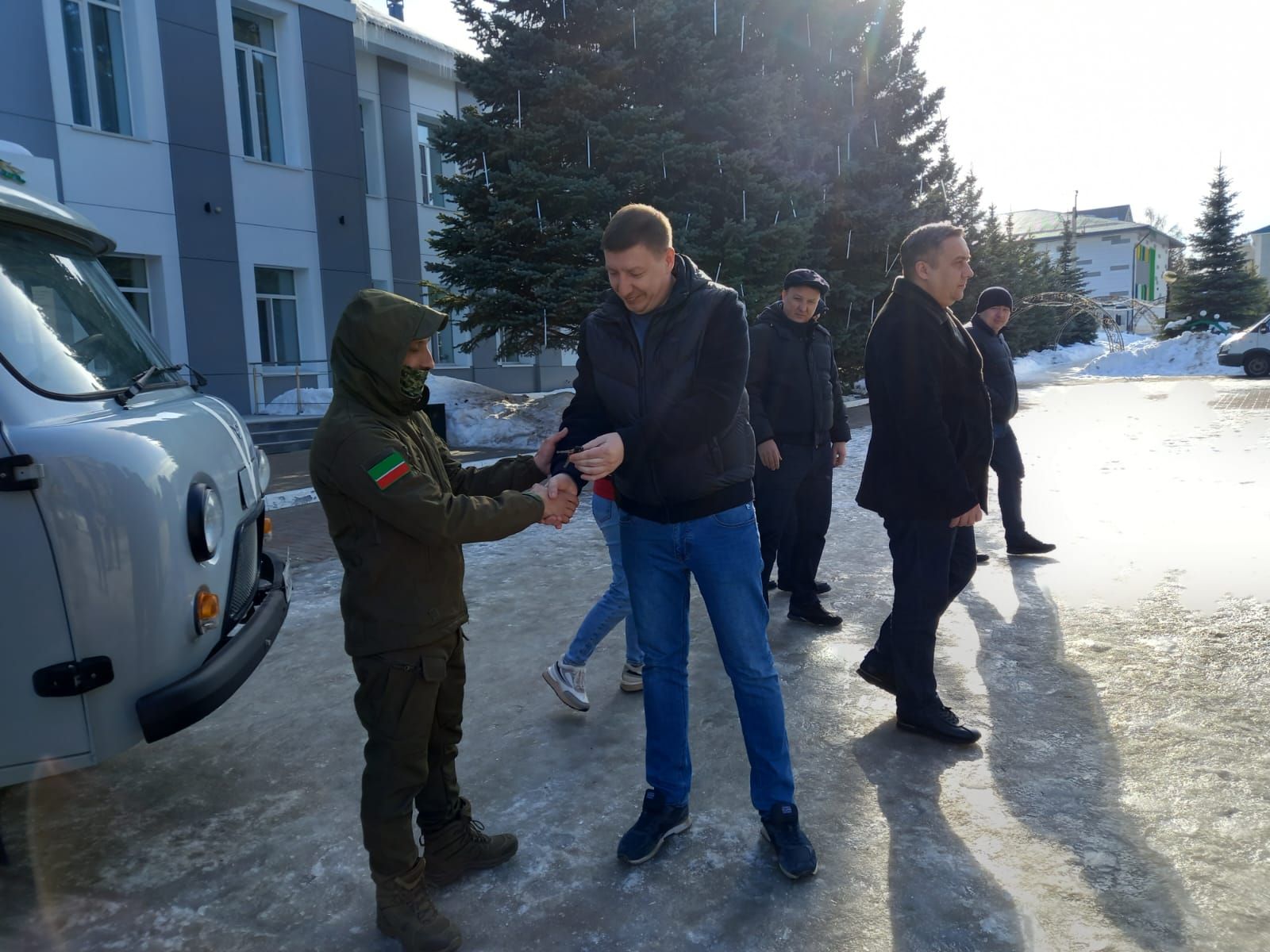 Сегодня бойцу СВО передали УАЗик