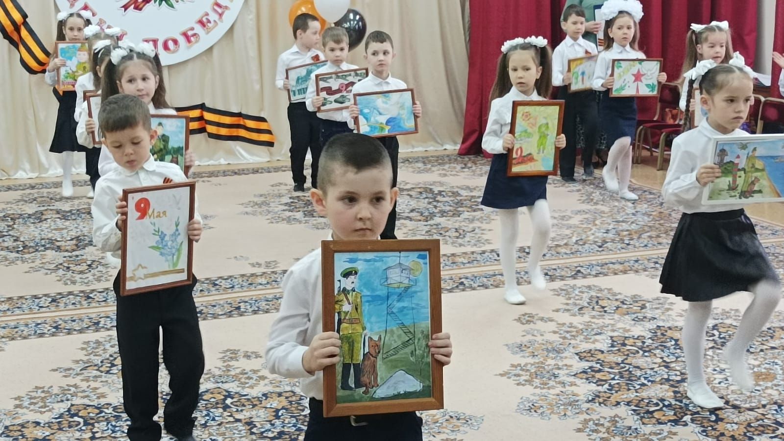 Сегодня в детском саду «Бэлэкэч» прошел концерт-фестиваль военной песни, приуроченный к празднику 9 мая
