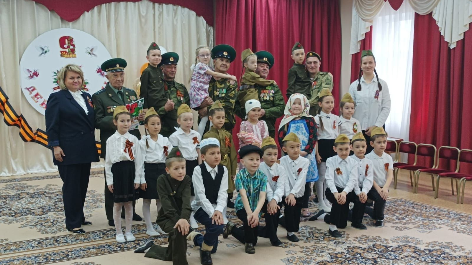 Сегодня в детском саду «Бэлэкэч» прошел концерт-фестиваль военной песни, приуроченный к празднику 9 мая