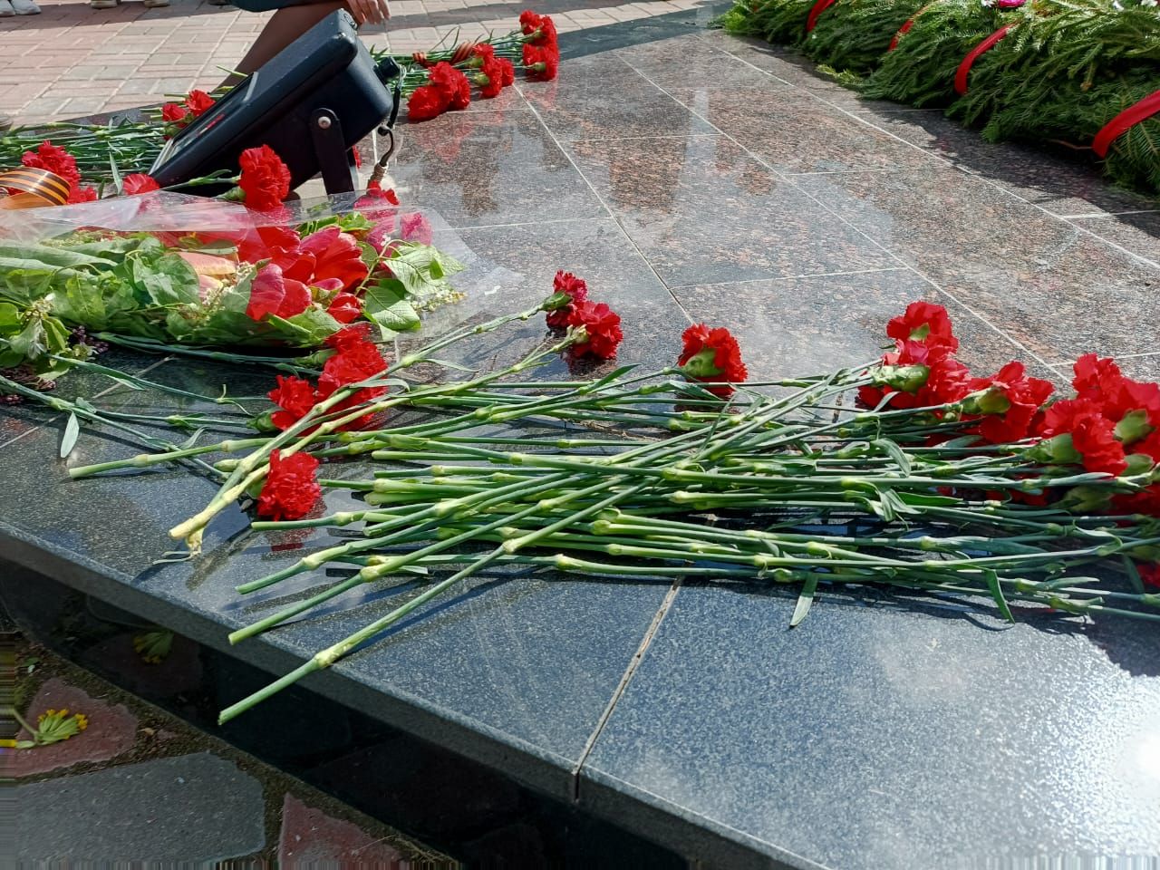 На «Алле Героев»» в Высокогорском районе состоялось возложение цветов и венков к стеллам и памятникам