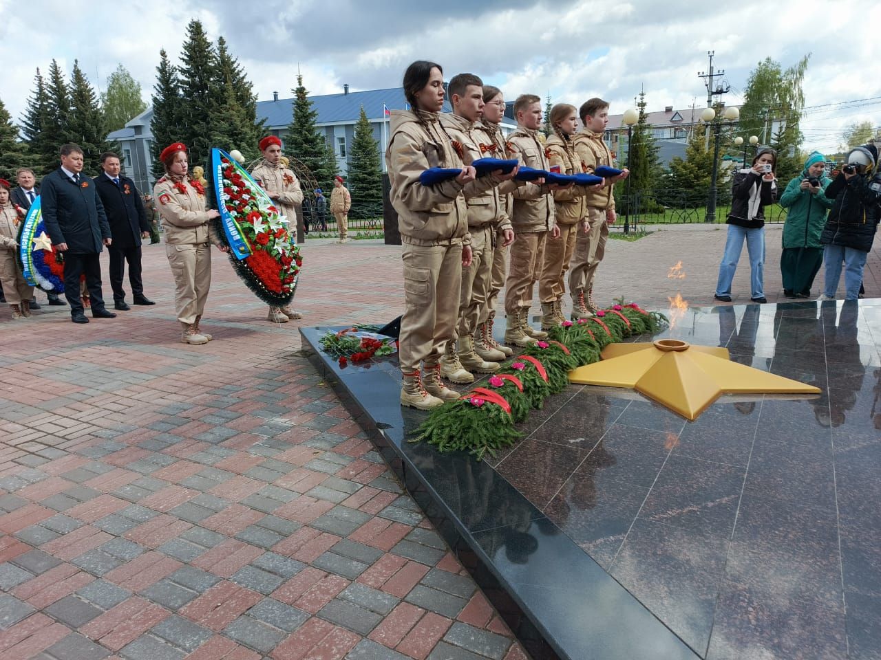 На «Алле Героев»» в Высокогорском районе состоялось возложение цветов и венков к стеллам и памятникам