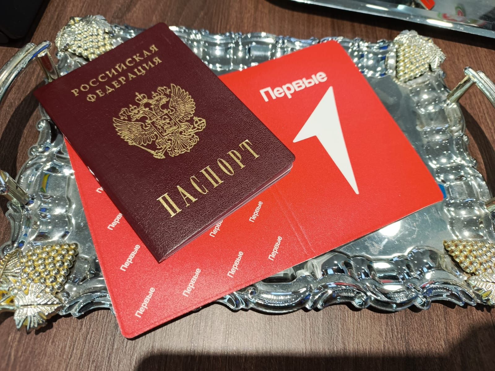 Вручили паспорта юным гражданам России